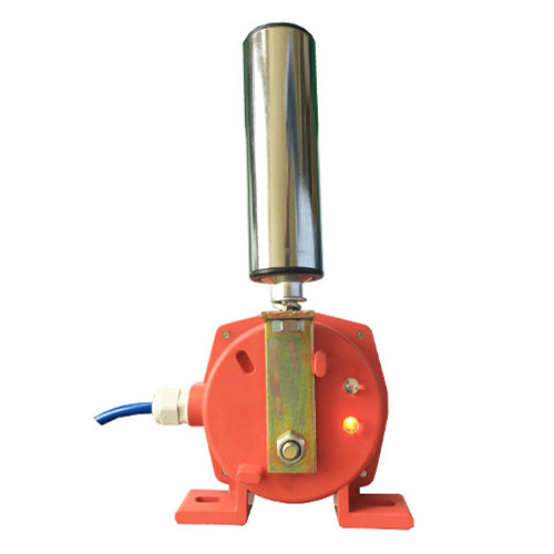 HFKPT1-20-35輸送機(jī)工業(yè)開(kāi)關(guān)，輸送機(jī)在運(yùn)行中，當(dāng)皮帶跑偏且與開(kāi)關(guān)立輥接觸時(shí)，立輥?zhàn)赞D(zhuǎn)，若跑偏量繼續(xù)加大，則擠壓立輥發(fā)生偏移。一級(jí)開(kāi)關(guān)信號(hào)用于報(bào)警，如果將此信號(hào)與跑調(diào)整裝置相接，即可實(shí)現(xiàn)不停機(jī)狀態(tài)下的跑偏自動(dòng)調(diào)整。二級(jí)兩級(jí)跑偏開(kāi)關(guān)信號(hào)用于停機(jī)，將此信號(hào)接至控制線路中，即可實(shí)現(xiàn)重度跑偏狀態(tài)下的自動(dòng)停機(jī)。當(dāng)故障排除后，膠帶離開(kāi)立輥正常運(yùn)轉(zhuǎn)時(shí)，立輥可自動(dòng)復(fù)位。，
兩級(jí)跑偏開(kāi)關(guān)安裝和調(diào)整
1.跑偏開(kāi)關(guān)設(shè)在輸送帶兩側(cè)，立輥應(yīng)與輸送帶邊平面垂直，并使輸送帶兩邊位于立輥高度1/3處。
2.跑偏開(kāi)關(guān)立輥與輸送帶正常位置的間距宜為50～100mm。
3.跑偏開(kāi)關(guān)數(shù)量應(yīng)根據(jù)輸送機(jī)長(zhǎng)度、類(lèi)型及布置情況進(jìn)行確定。兩級(jí)跑偏開(kāi)關(guān)一般應(yīng)在輸送機(jī)頭部、尾部、凸弧段、凹弧段和在輸送機(jī)中間位置進(jìn)行設(shè)置。（注：當(dāng)輸送機(jī)較長(zhǎng)時(shí)，在輸送機(jī)中間位置可每隔30～35米設(shè)1對(duì)）
4.跑偏開(kāi)關(guān)應(yīng)通過(guò)安裝支架與輸送機(jī)中間架連接，開(kāi)關(guān)支架應(yīng)在輸送機(jī)安裝完成后與輸送機(jī)機(jī)架焊接，跑偏開(kāi)關(guān)與跑偏開(kāi)關(guān)支架用螺栓固定。，跑偏控制器